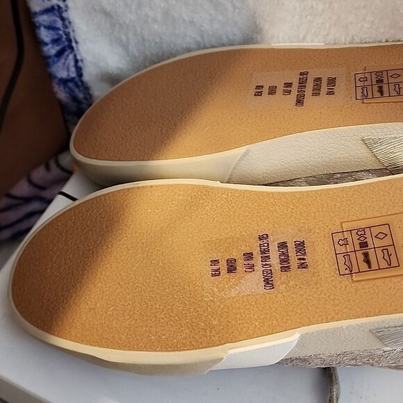 Dolce Vita Dune Metallic  Calf Hair size 8.5 sneakers NIB - Picture 8 of 9